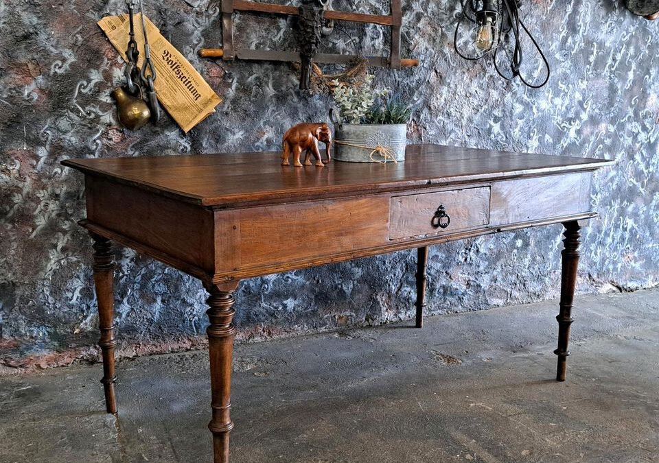 Antiker Eßtisch, Gesindetisch, Teakholz mit Schublade