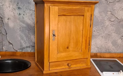 Antiker Wandschrank Apotheken Schrank Gewürzschrank Weichholz.