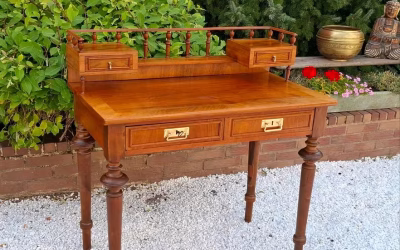 Zierlicher Damenschreibtisch Antiker Schreibtisch mit Aufsatz.