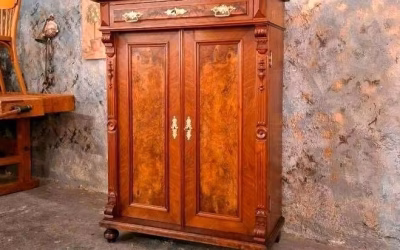 Stilvolles Vertico Antiker Hochschrank aus der Gründerzeit 1880.